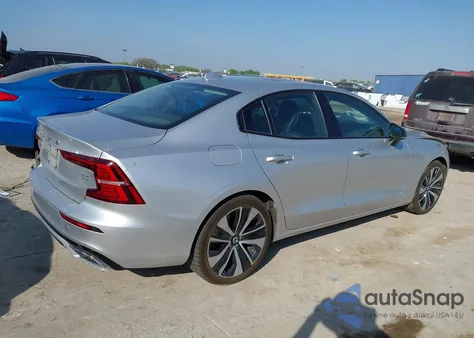 2022 Volvo S60 B5 Inscription/B5 Momentum z USA, uszkodzony, nr VIN 7JRL12FZ3NG176097